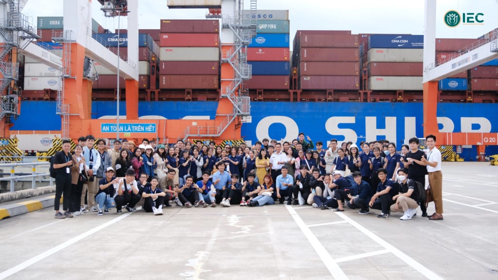 Sinh viên tại Viện IEC tham quan thực tế tại cảng
